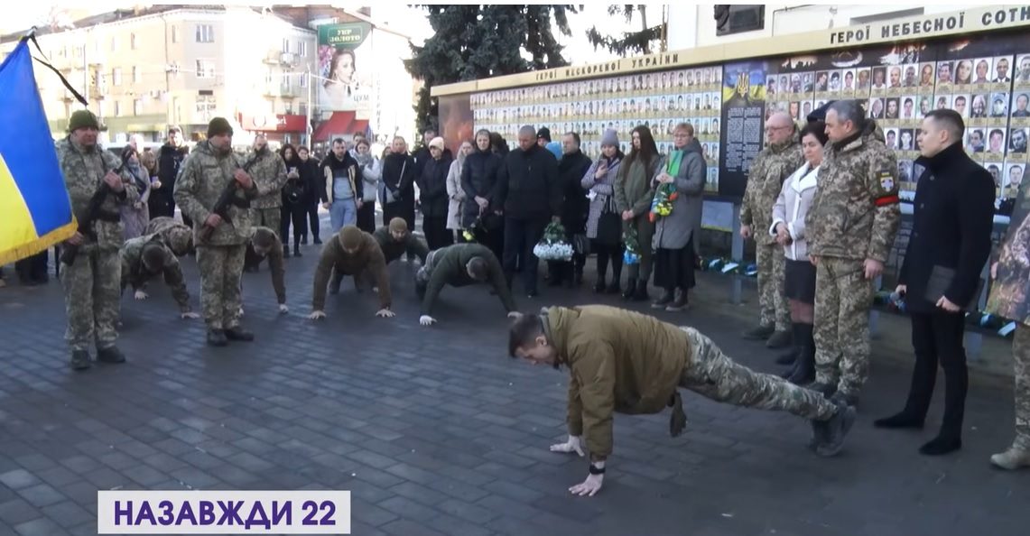 На похоронах бойца ВСУ провели необычный ритуал: видео