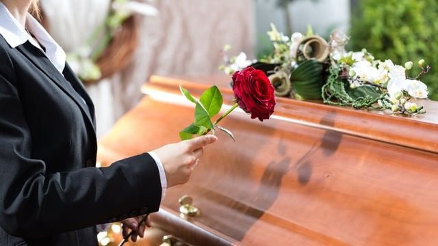 Пособие на погребение: сколько заплатят на последний путь