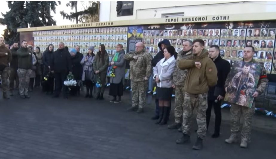 На похоронах бойца ВСУ провели необычный ритуал: видео