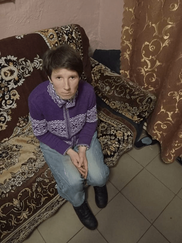 Як зараз виглядає українська дівчинка-мауглі, яку виховали собаки (фото)