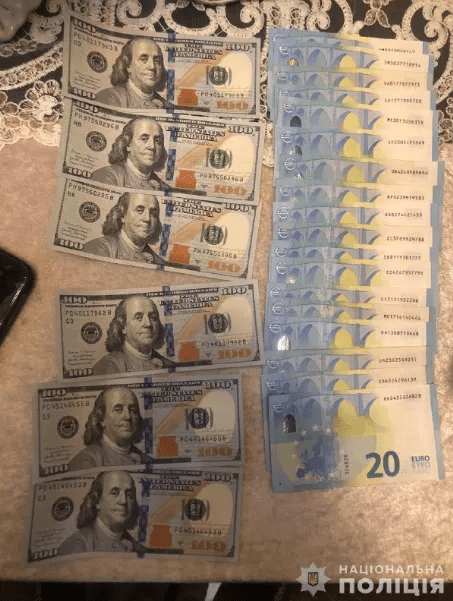 Українцям масово продають фальшиві долари: де краще не купувати валюту та як її перевірити 2 Українцям масово продають фальшиві долари: де краще не купувати валюту та як її перевірити