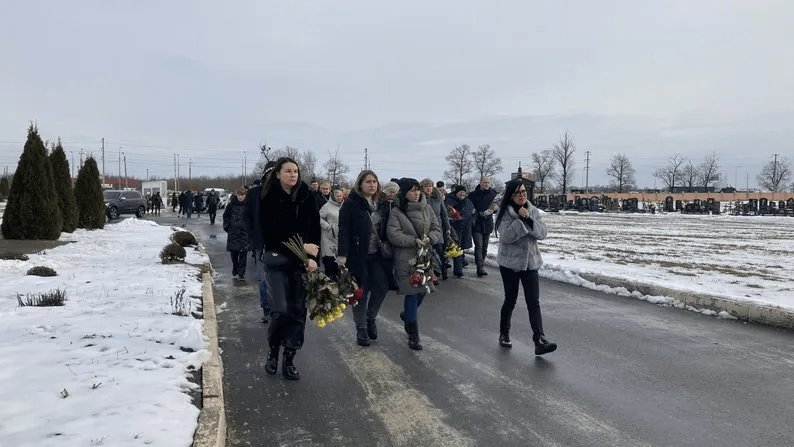 У Харкові попрощалися із вбитою сім'єю Путятіних (відео 18+) 3 У Харкові попрощалися із вбитою сім'єю Путятіних (відео 18+)
