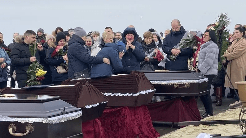 У Харкові попрощалися із вбитою сім'єю Путятіних (відео 18+) 5 У Харкові попрощалися із вбитою сім'єю Путятіних (відео 18+)