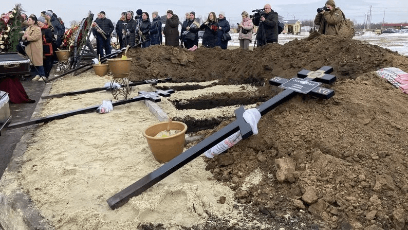 У Харкові попрощалися із вбитою сім'єю Путятіних (відео 18+) 6 У Харкові попрощалися із вбитою сім'єю Путятіних (відео 18+)