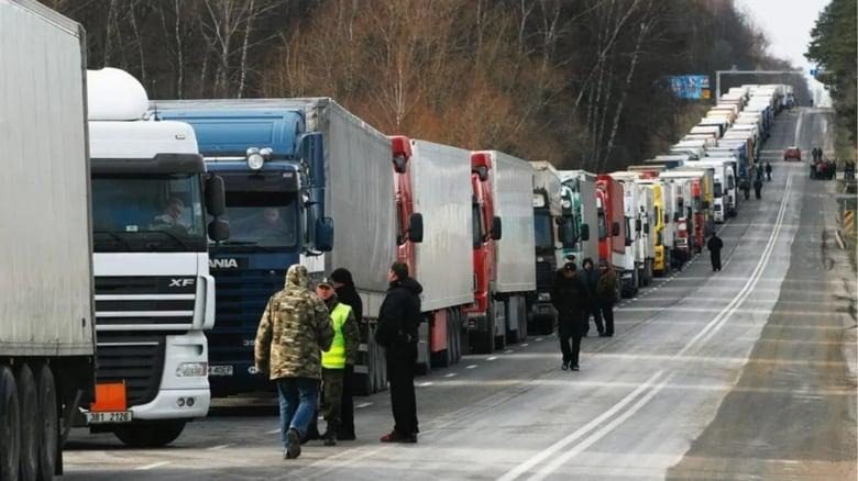 Блокада границы: поляки высыпали зерно, не пускают помощь ВСУ
