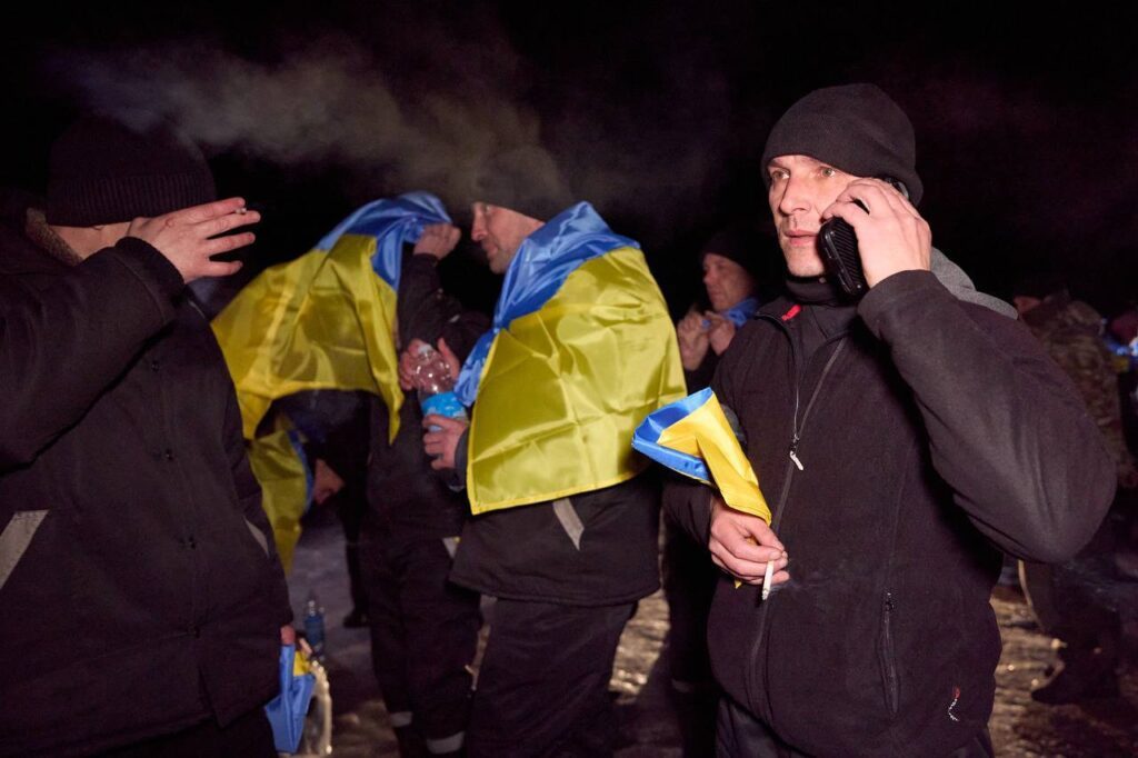 Україна повернула ще 100 захисників: фото та відео 