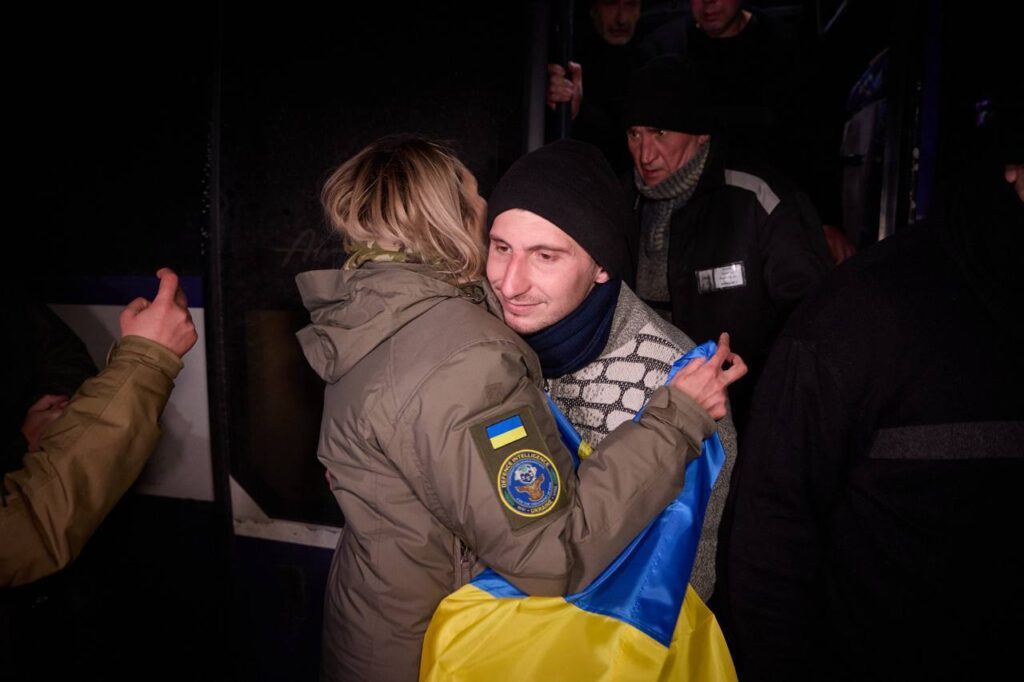 Україна повернула ще 100 захисників: фото та відео 