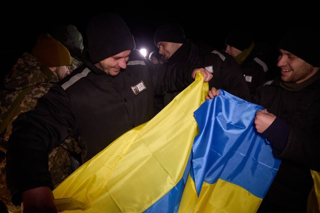 Україна повернула ще 100 захисників: фото та відео 