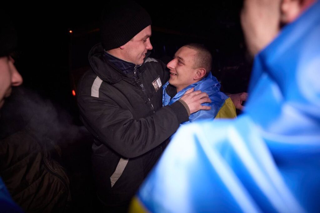 Україна повернула ще 100 захисників: фото та відео 