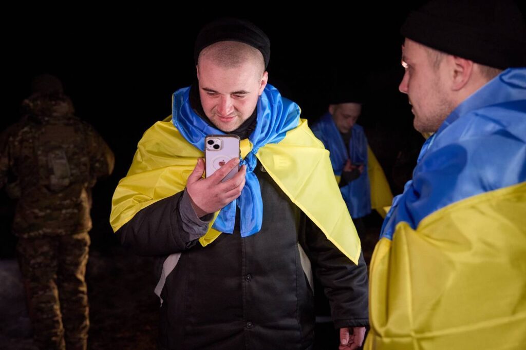 Україна повернула ще 100 захисників: фото та відео 