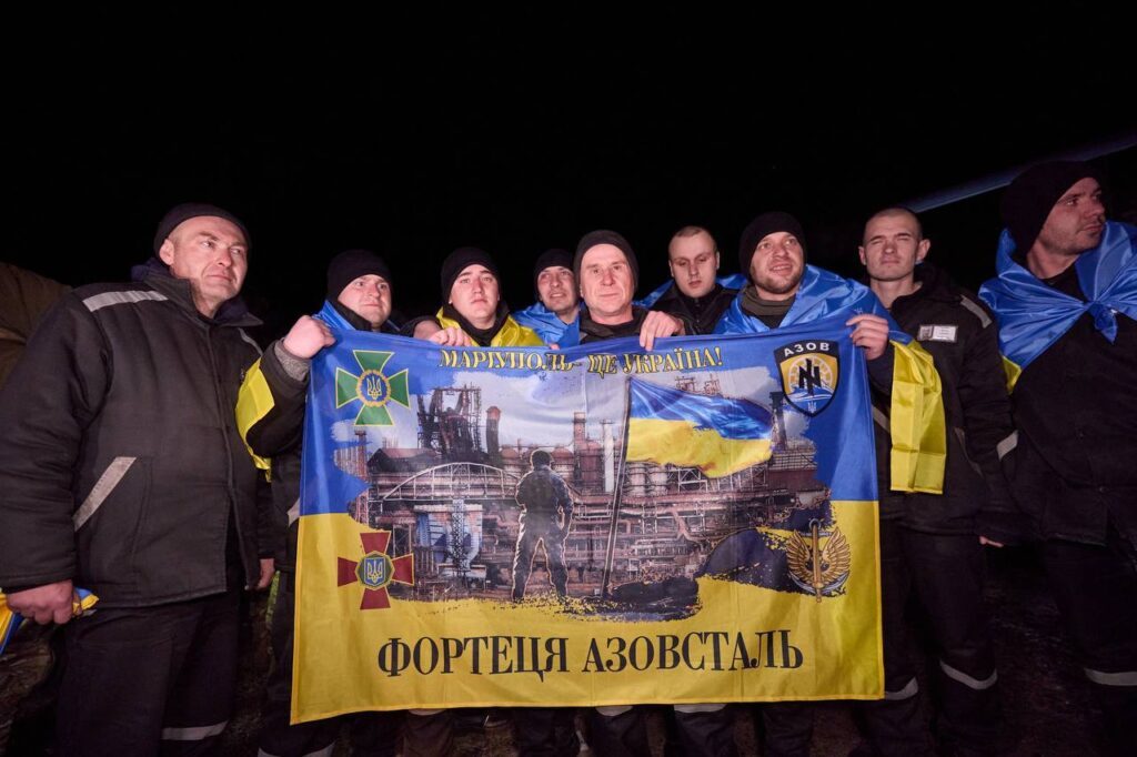 Україна повернула ще 100 захисників: фото та відео 