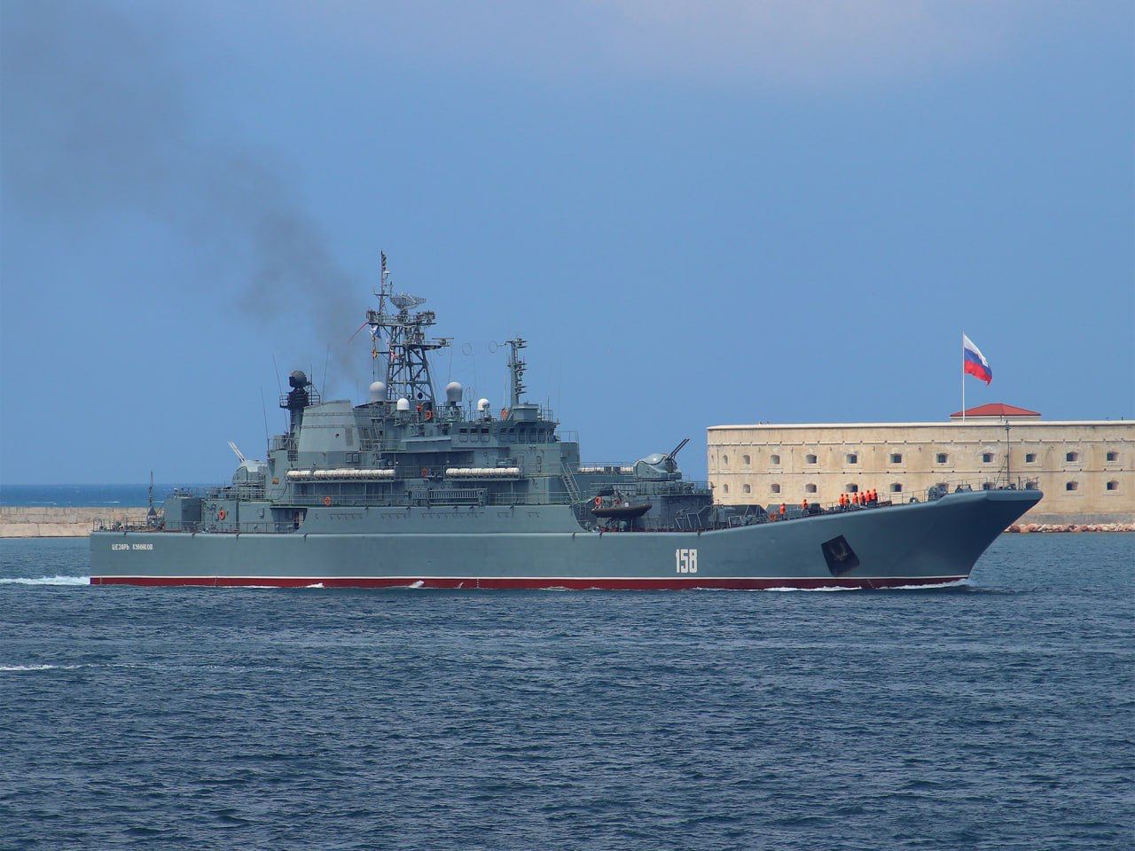 Розвідка показала ліквідацію десантного корабля окупантів “Цезар Куніков” в Криму 