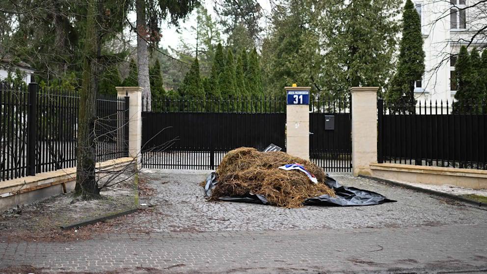 У Польщі влаштували акцію протесту біля резиденції посла Росії 