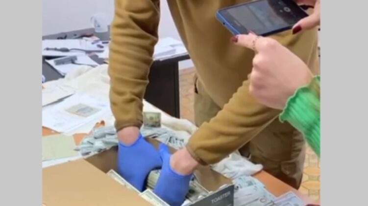 У ексголови Чернігівської ВЛК вдома знайшли майже мільйон доларів