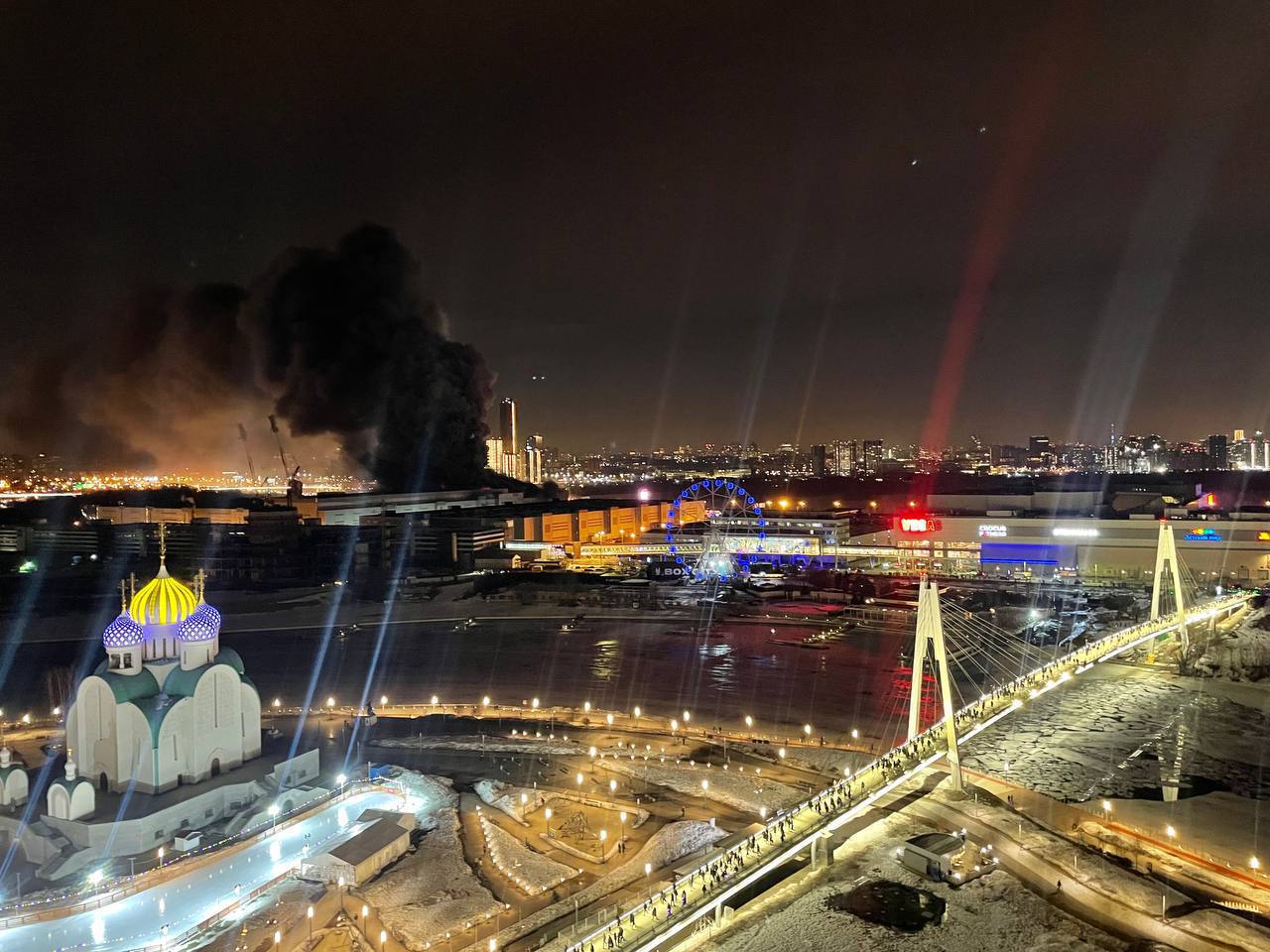 В Москве горит крупный торговый центр: что происходит
