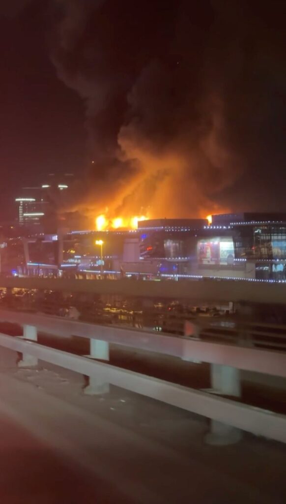 У Москві палає великий торговельний центр: що відбувається 4 У Москві палає великий торговельний центр: що відбувається