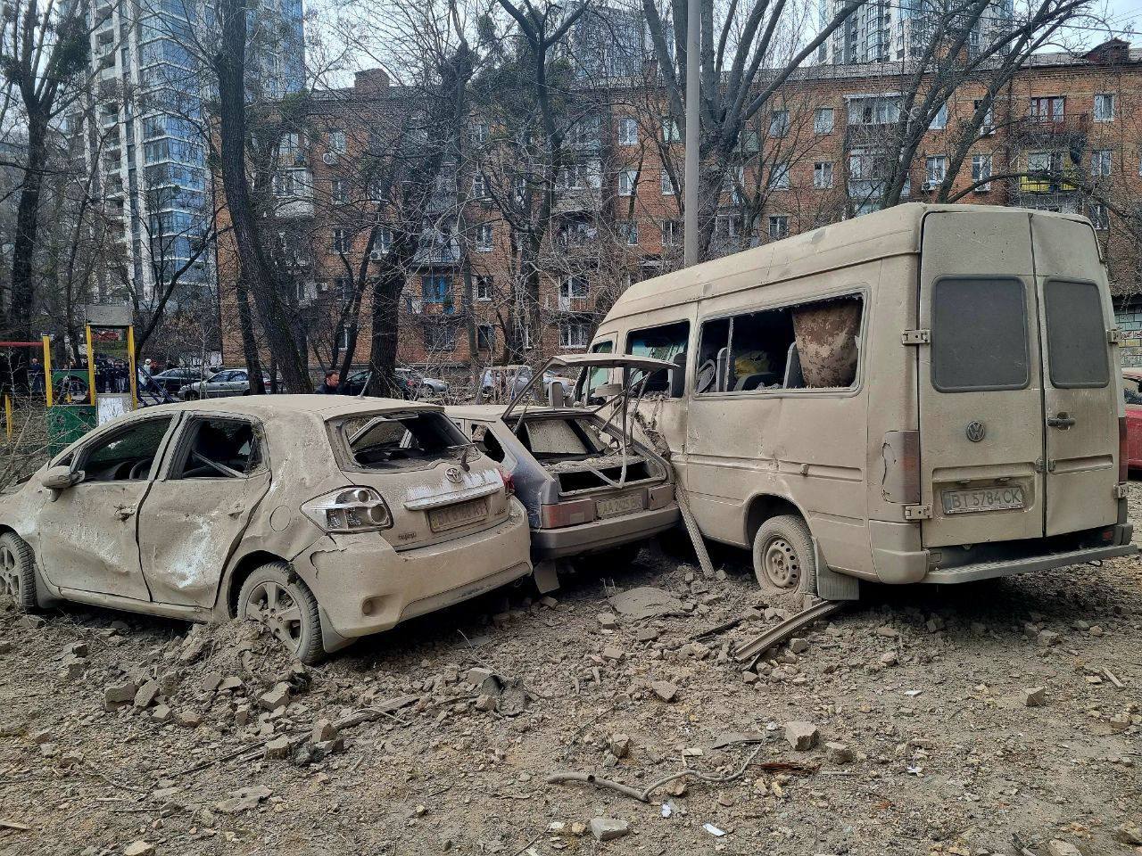 Ракетный удар по Киеву: появились фото и видео последствий