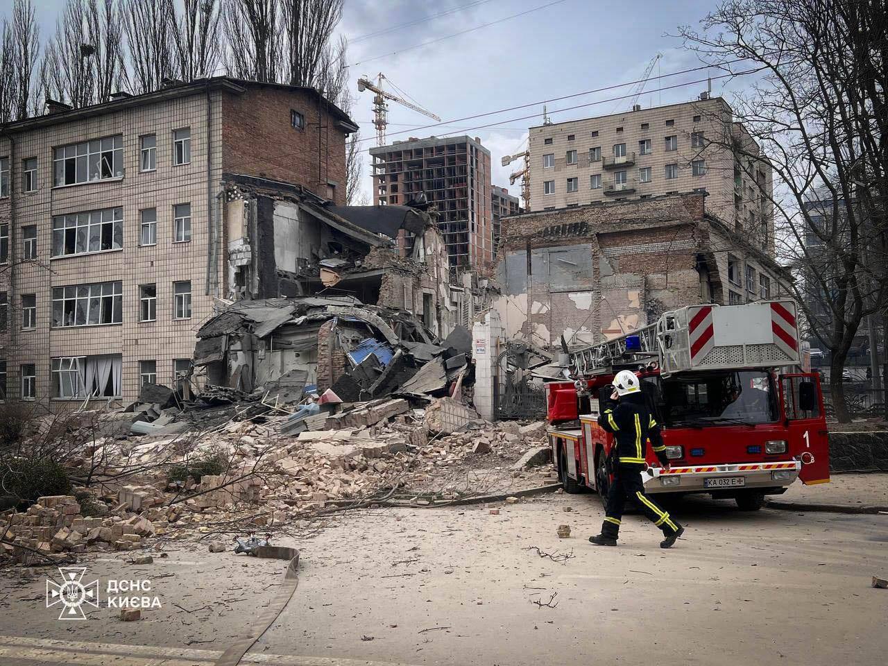 Ракетный удар по Киеву: появились фото и видео последствий