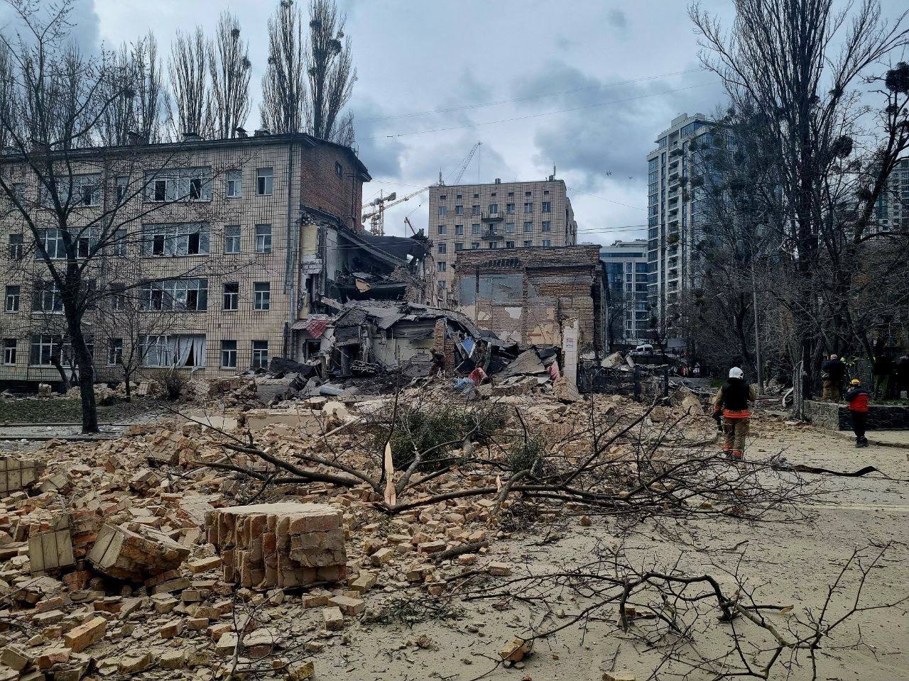 Ракетный удар по Киеву: появились фото и видео последствий ➤ Prozoro.net.ua