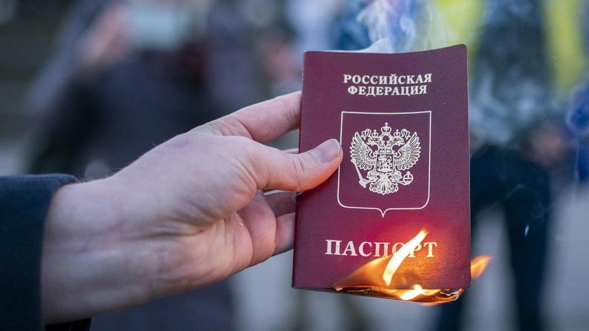Известная певица сожгла российский паспорт (видео) ➤ Prozoro.net.ua