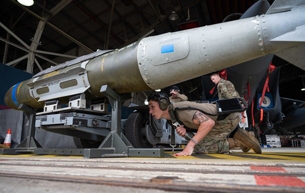 ВСУ бомбой GLSDB разнесли здание с военными РФ внутри: видео