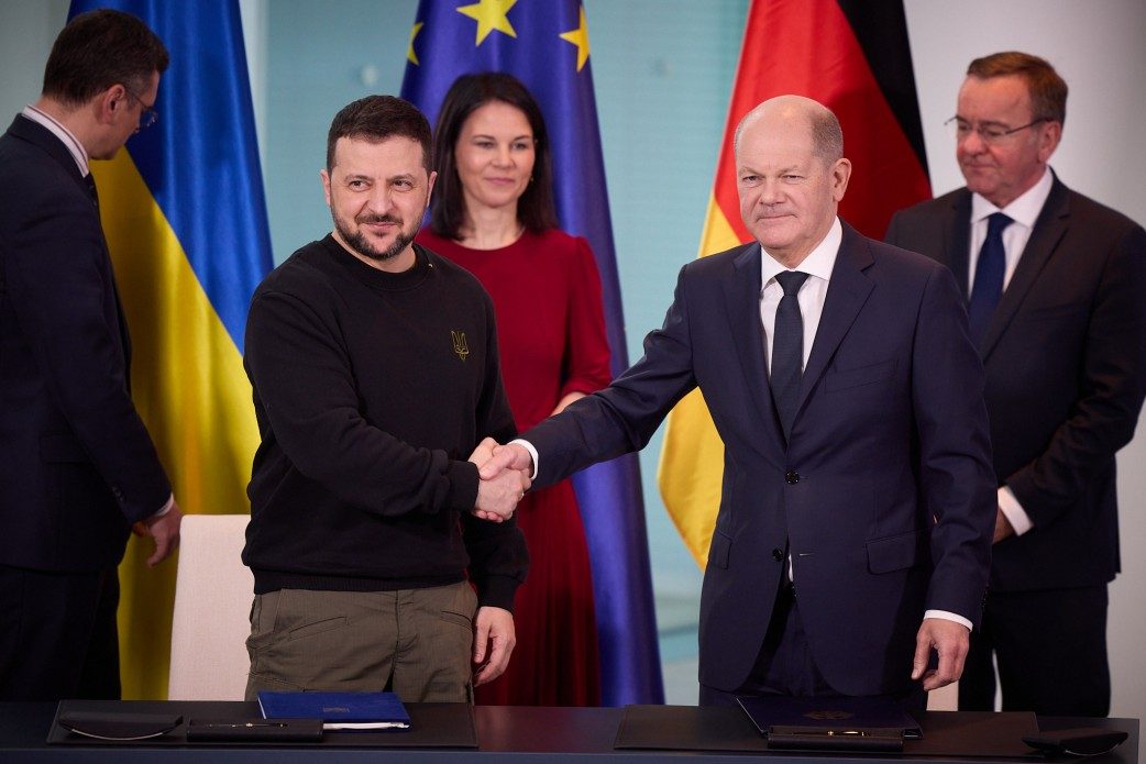 Шольц ответил на заявление Папы Римского о «белом флаге»