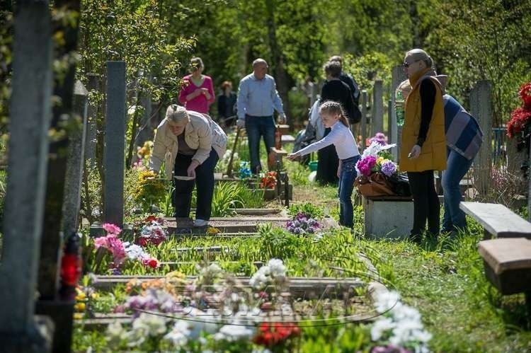 Поминальні дні чекають на українців за новим календарем: які дати