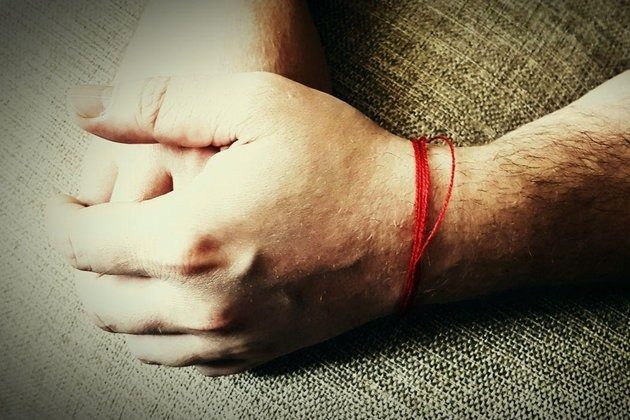 Зачем носят красную нить на руке: не всем это известно