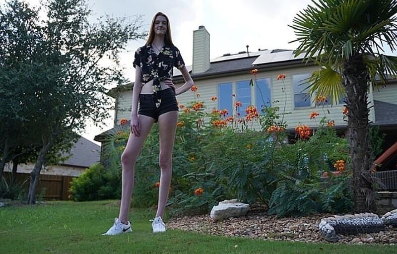 Как выглядит девушка с самыми длинными ногами в мире (видео)