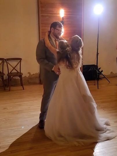 Сиамская близняшка вышла замуж за ветерана армии — фото, видео