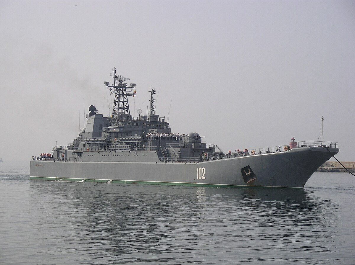 Силы обороны Украины повредили два больших десантных корабля россиян в Крыму