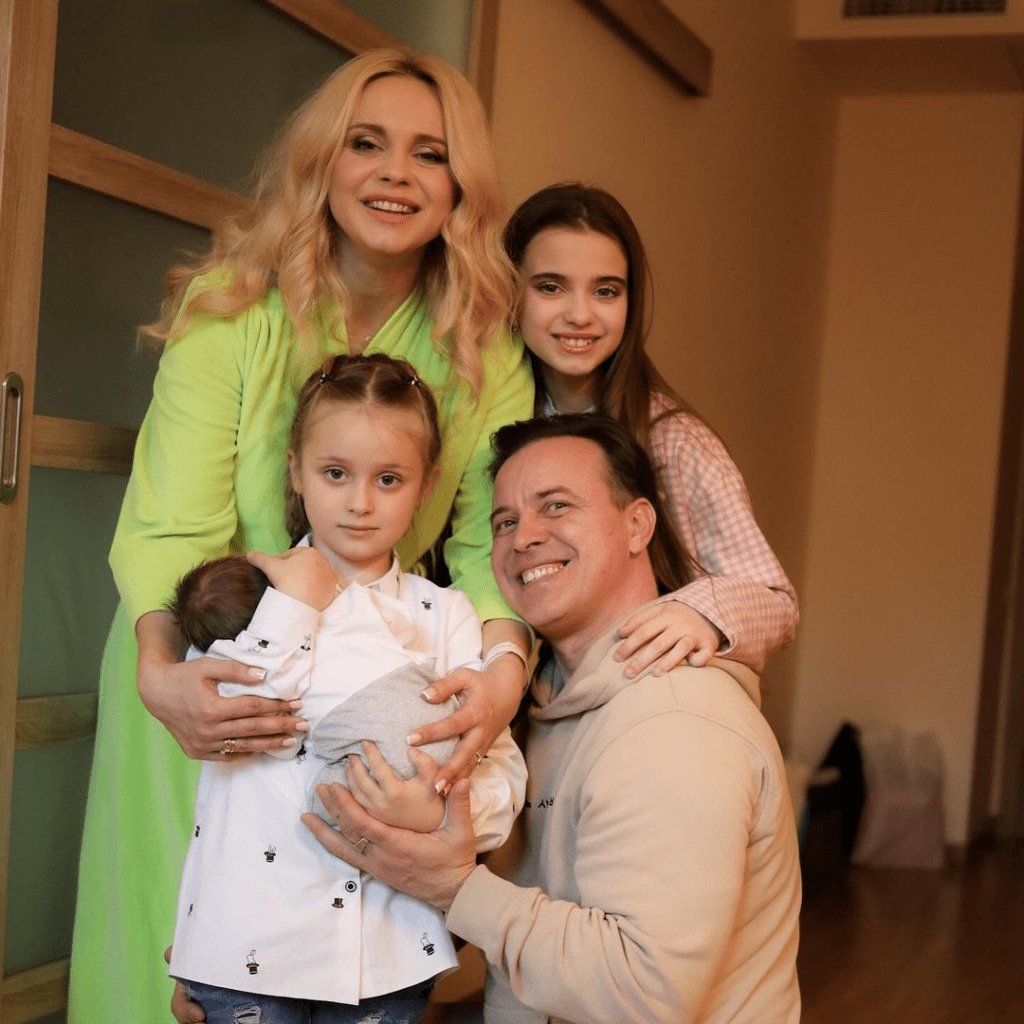 Ведуча Лілія Ребрик показала зворушливе фото з виписки з новонародженою донечкою 4 Ведуча Лілія Ребрик показала зворушливе фото з виписки з новонародженою донечкою