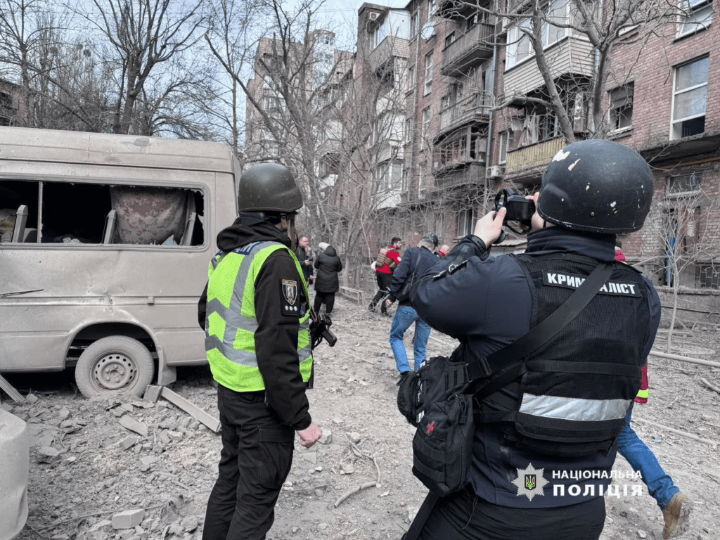 Знищена будівля та усіяна цеглою дорога: наслідки ракетного обстрілу на Печерську в Києві (фото)