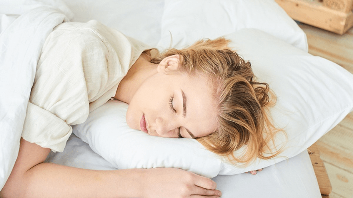 Чи можна лягати на подушку з мокрим волоссям: відповідь фахівців шокує