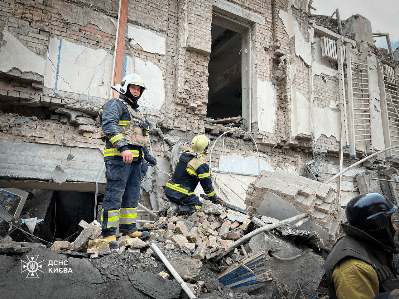 Знищена будівля та усіяна цеглою дорога: наслідки ракетного обстрілу на Печерську в Києві (фото) ➤ Prozoro.net.ua
