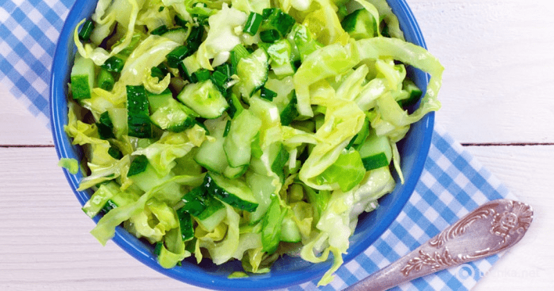 Легкий салат із свіжої капусти з яблуком без майонезу: чудовий варіант вечері
