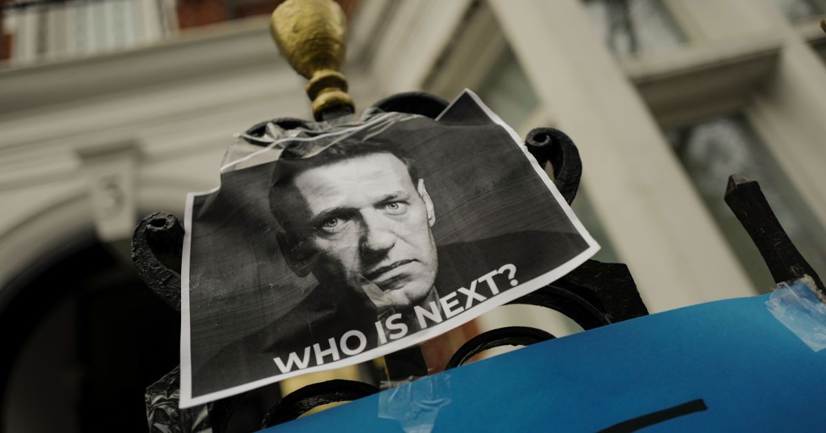 “Это не он”: на похоронах Навального увидели странный момент