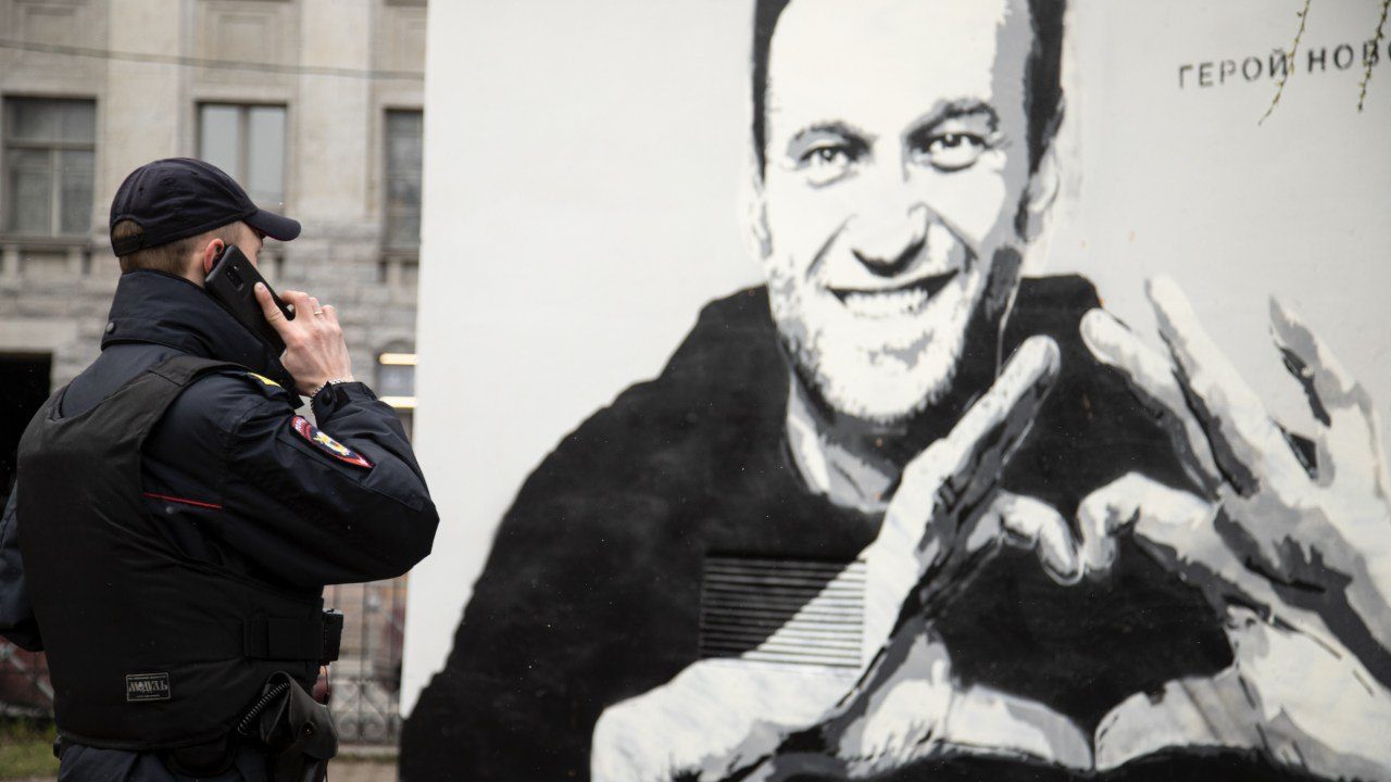 “Это не он”: на похоронах Навального увидели странный момент