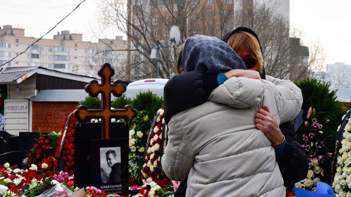 Дуже дивний момент на похоронах Навального (відео)  ➤ Prozoro.net.ua