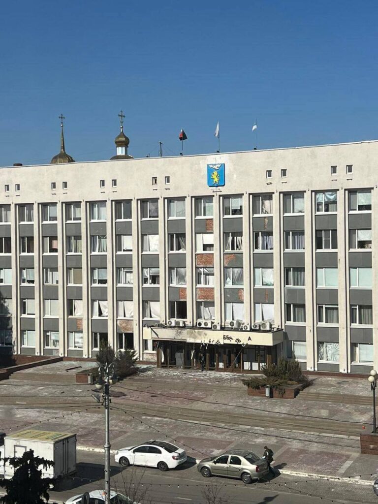 Беспилотник врезался в здание администрации Белгорода: фото