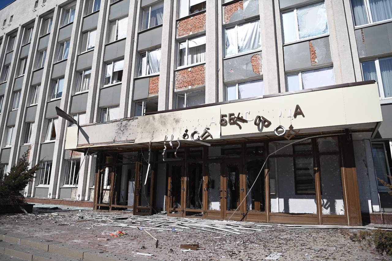 Беспилотник врезался в здание администрации Белгорода: фото