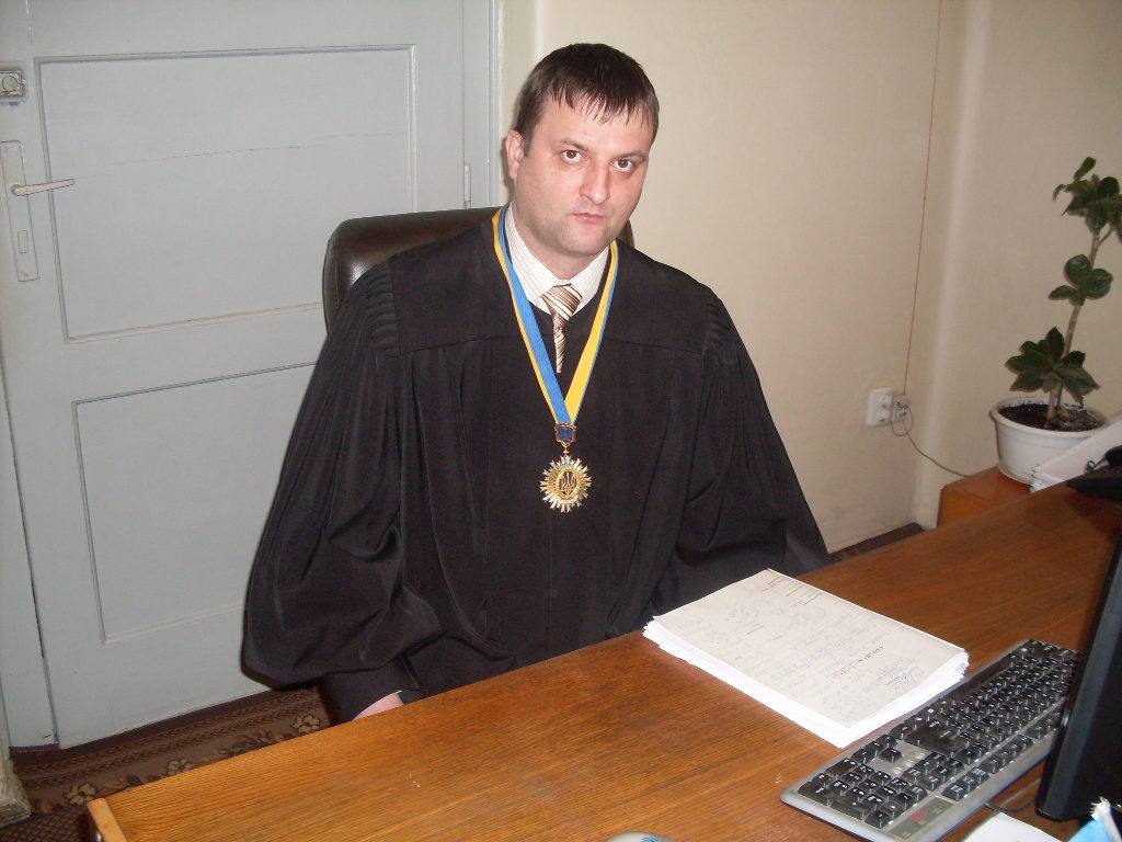 Судью, выпустившего на свободу убийцу школьника, поймали пьяным за рулем 2 Судью, выпустившего на свободу убийцу школьника, поймали пьяным за рулем