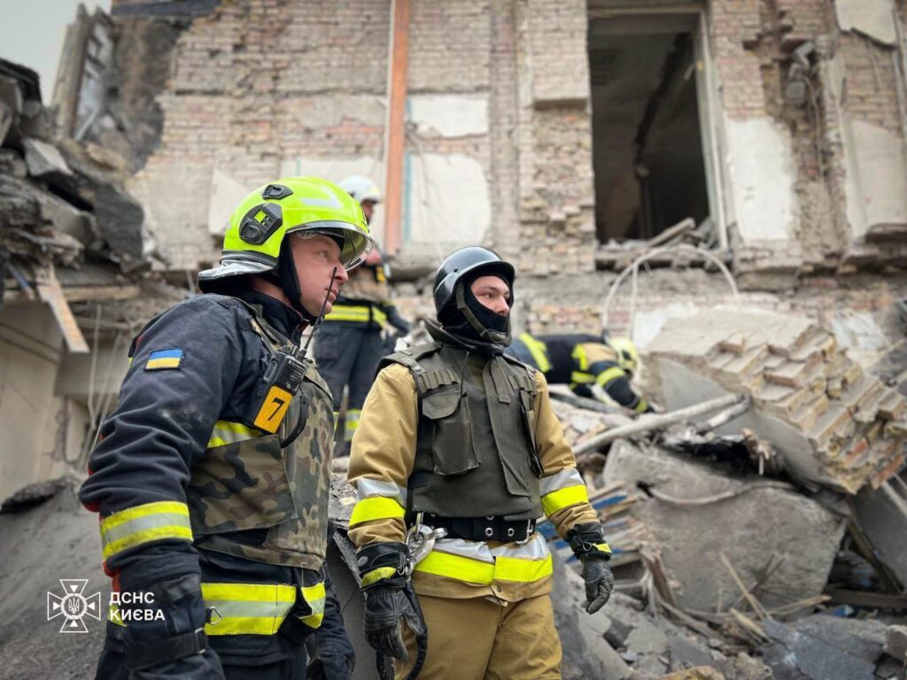 Знищена будівля та усіяна цеглою дорога: наслідки ракетного обстрілу на Печерську в Києві (фото)