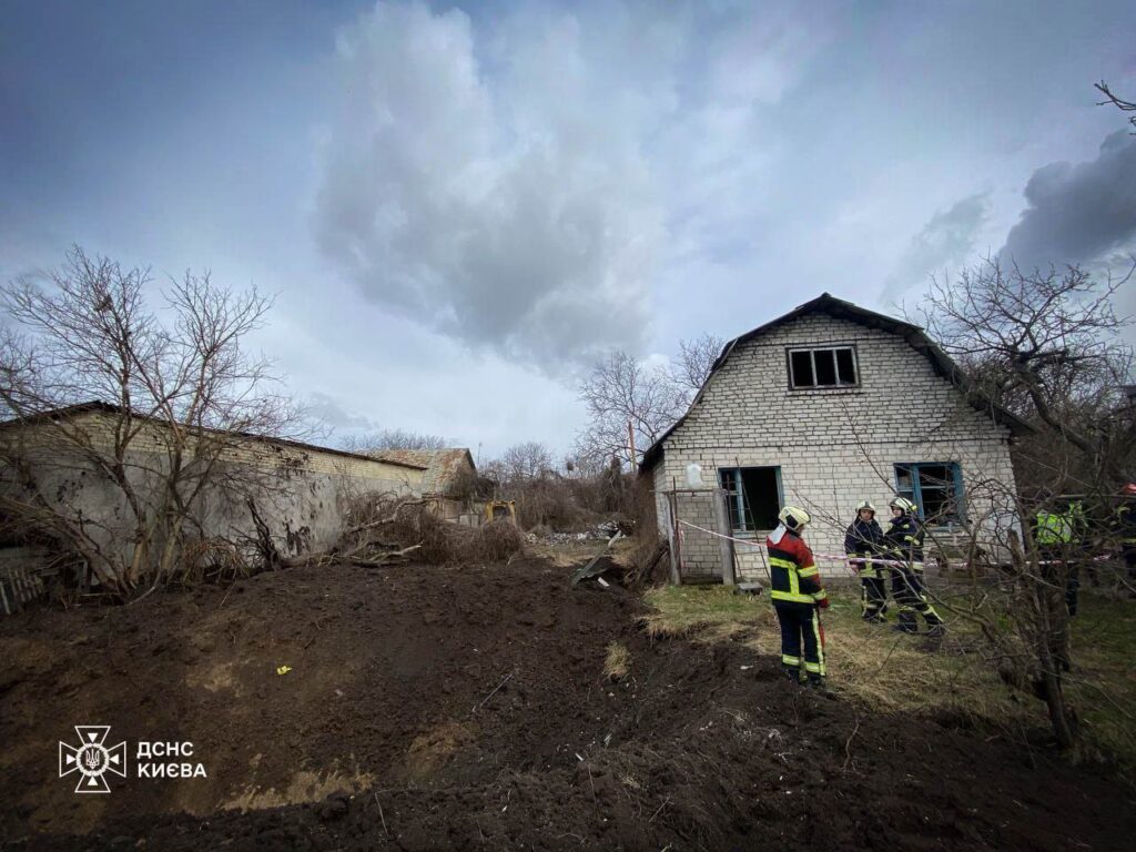 Знищена будівля та усіяна цеглою дорога: наслідки ракетного обстрілу на Печерську в Києві (фото)