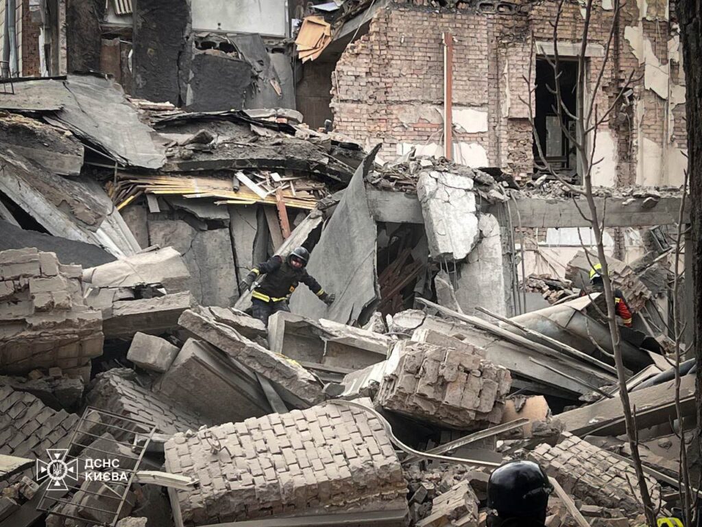 Знищена будівля та усіяна цеглою дорога: наслідки ракетного обстрілу на Печерську в Києві (фото)