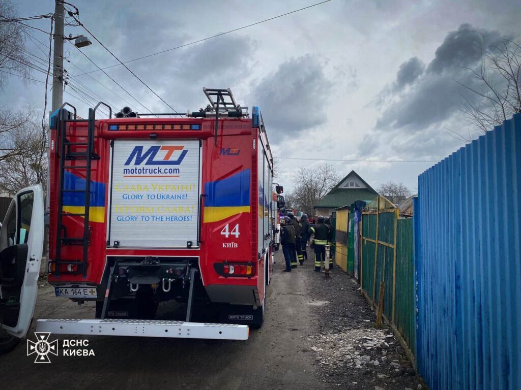 Знищена будівля та усіяна цеглою дорога: наслідки ракетного обстрілу на Печерську в Києві (фото)