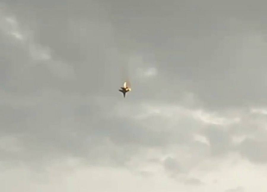 У Севастополі в морі впав військовий літак: відео 