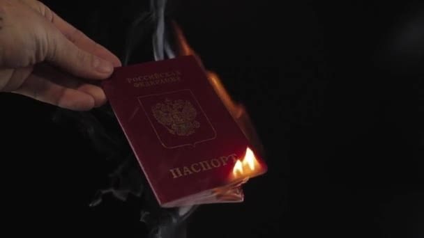 Відома співачка спалила російський паспорт (відео)