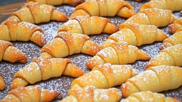 Гора рогаликов из одного яйца: рецепт нежнейшей выпечки к чаю