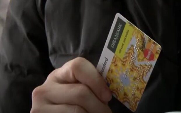 Клієнтам великого українського банку змінили термін дії карток 